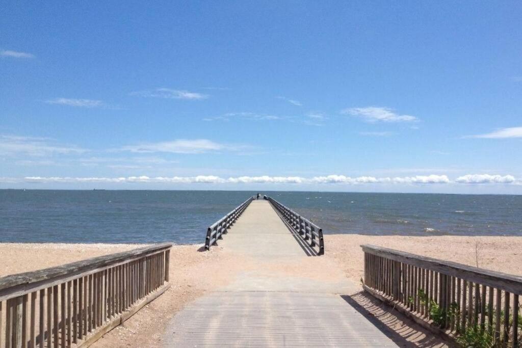 Beachy Bay Breeze Bungalow 2Br With Parking And Close To Many Amenities. West Haven Kültér fotó