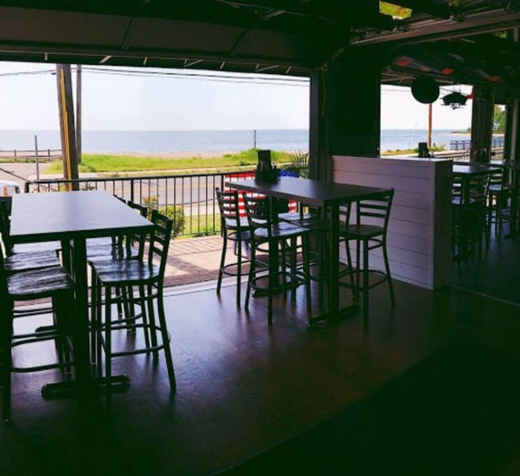 Beachy Bay Breeze Bungalow 2Br With Parking And Close To Many Amenities. West Haven Kültér fotó